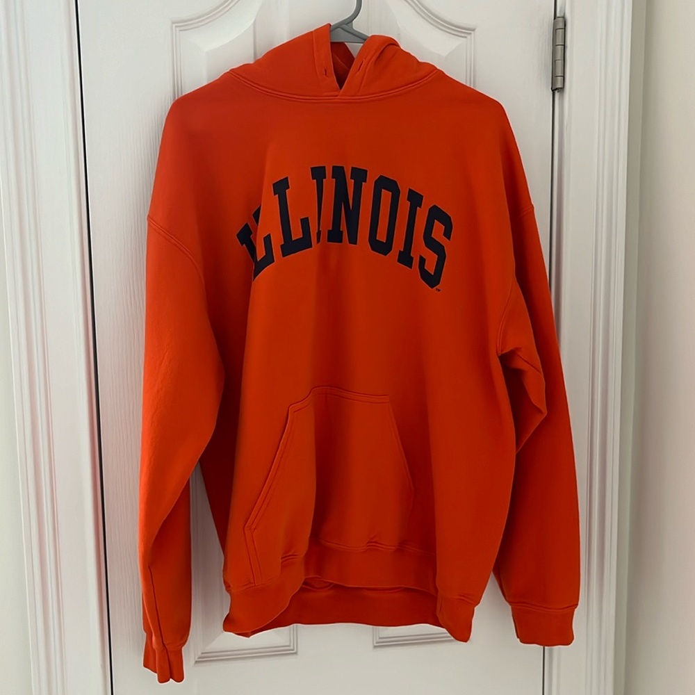 University of Illinois Orange sweatshirt size large. In very good shape.